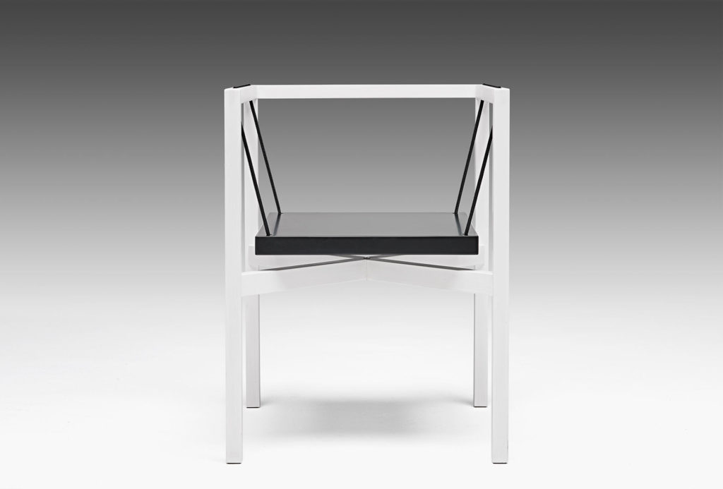 Freischwinger <em>Sensilla</em>, 1988. Hartholz, weiß lackiert, mit nautischen Textilseilen, 1.450 Euro. Photo Eric Jobs