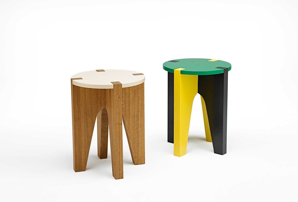 Hocker aus der Serie <em>Steckmöbel 77/13</em>. Auch als Beistelltisch nutzbar. Verschiedene Holzarten/Lackierungen 575 Euro. Hocker individualisiert mit Logo, Bildmotiv oder Namen, 675 Euro. Photo Eric Jobs