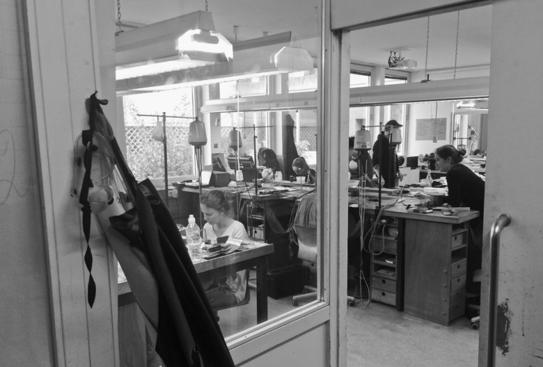 Drei Jahre dauert die Vollzeitausbildung zum staatlich geprüften Designer für Schmuck und Gerät an der Goldschmiedeschule mit Uhrmacherschule