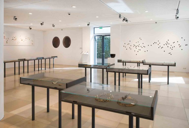 Die Ausstellungen der Galerie Handwerk zeigen nicht selten anspruchsvolle Kunstwerke. Wie hier zur Handwerksmesse jene des Pioniers der Goldschmiedkunst Francesco Pavan aus Padua und des schwedischen Gold- und Silberschmieds Tore Svensson