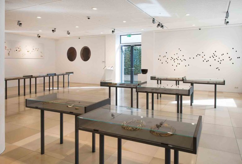 Die Ausstellungen der Galerie Handwerk zeigen nicht selten anspruchsvolle Kunstwerke. Wie hier zur Handwerksmesse jene des Pioniers der Goldschmiedkunst Francesco Pavan aus Padua und des schwedischen Gold- und Silberschmieds Tore Svensson