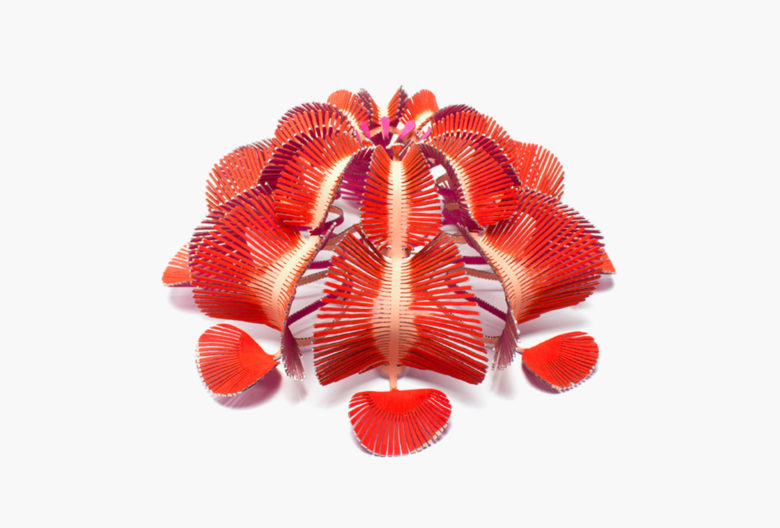 Brosche <em>Luftschloss r.r.t.</em>, Edelstahl, pulverbeschichtet, von Hand ausgesägt. Schmuckkunst von Miriam Hiller