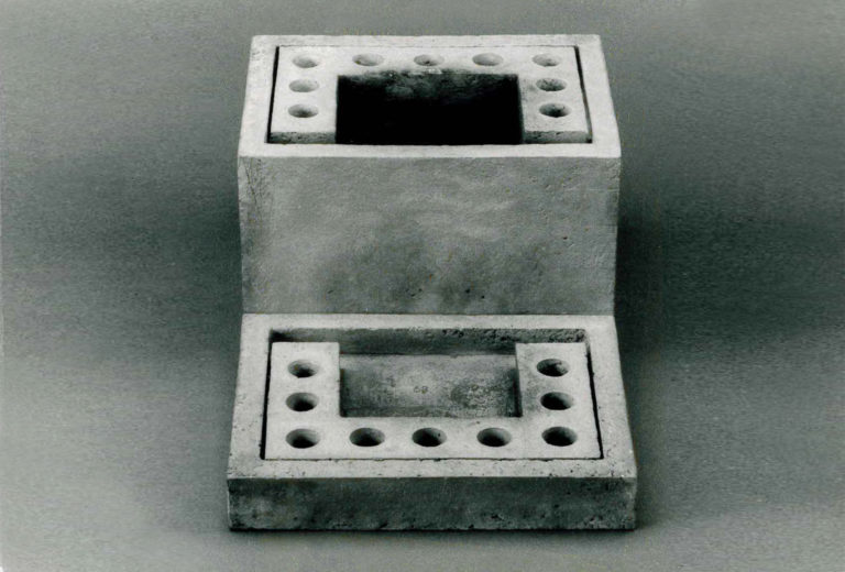 Abbildung <em>Container</em> im Ausstellungskatalog. Klaus Lehmann gewann damit 1989 den Westerwald für frei gestaltete Keramik. Posthum entdeckte Nele van Wieringen, dass der Deckel um 180° gedreht und vom Kasten weggerückt sein sollte