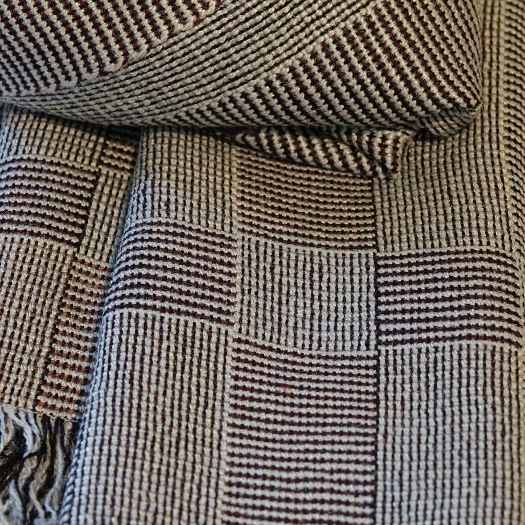 Scarf <em>Pinguin II</em> [penguin II], grey. Silk.