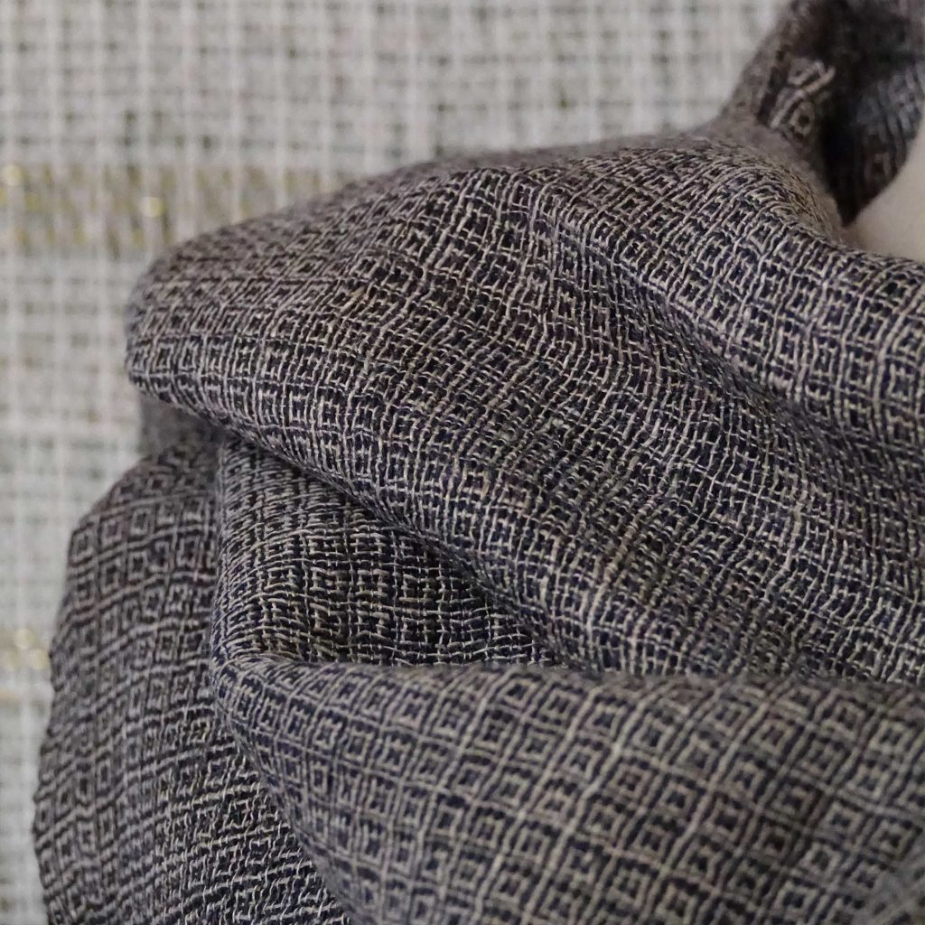 Scarf <em>Würfel</em> [dice], dark. Linen.