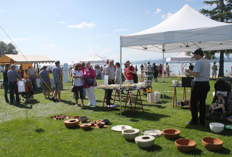 Schon die Atmosphäre am Murtensee macht das Keramikpanorama zum Erlebnis