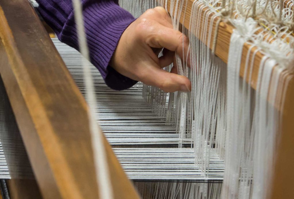 Anja Ritter shows the strands with the draw-ins.