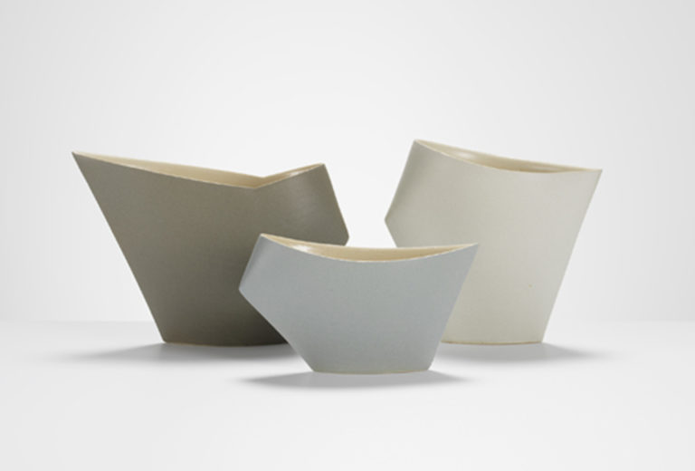 Cavaliero Finn, Sun Kim, Set von drei geometrischen Gefäßen, 2018. Porzellan. Größtes 25 x 15 x 6 cm. Photo: Michael Harvey.