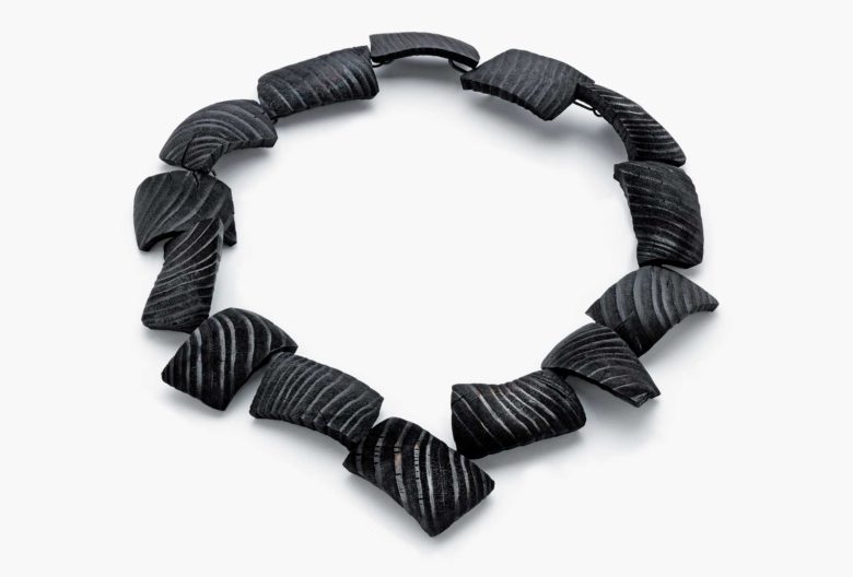 Halsschmuck <em>Aus der Asche</em> von Susanne Elstner. Holzkohle, Silber.