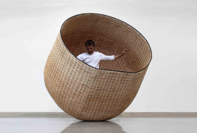 Emmanuel Heringer aus dem bayerischen Schechen in der Ausstellung „Crafting New Perspectives“. Mit seinen monumentalen Korbgefäßen lädt er ein zum aktiven Perspektivenwechsel.