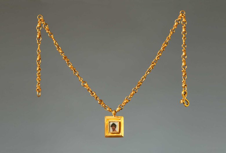 Wolfgang Skoluda, Anhänger mit antikem Portrait des Artemidorus, halblange Kette. Gold 900, Millefiori-Glas. Photo Benne Ochs.