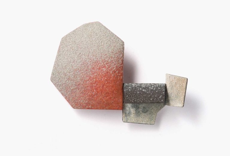 Kaori Juzu, Brosche <em>From the Hidden Side of the Moon #5</em>. Emaille, Stahl, Kupfer, Silber.