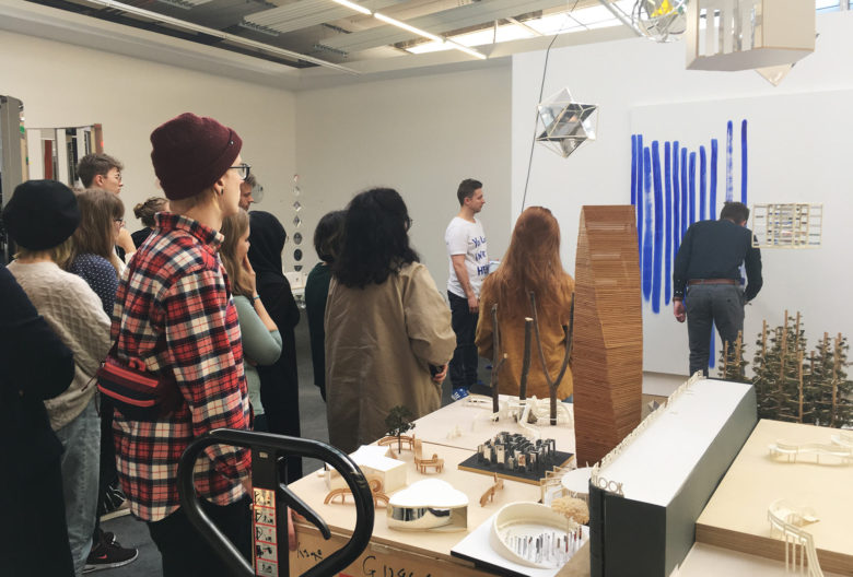 Unter der Leitung von Jeppe Hein entstand mit Studenten ein Kunstwerk für die Ausstellung während der Tagung Design-Zoom. Foto Dominika Hasse.