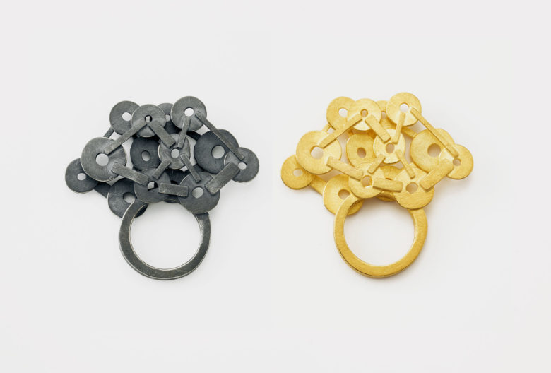 Dorothea Förster, Ringe <em>Kreislauf - Doppelt - Mittel - offen</em>, 2013. Silber 925, Gold 750. Photo Eva Jünger.