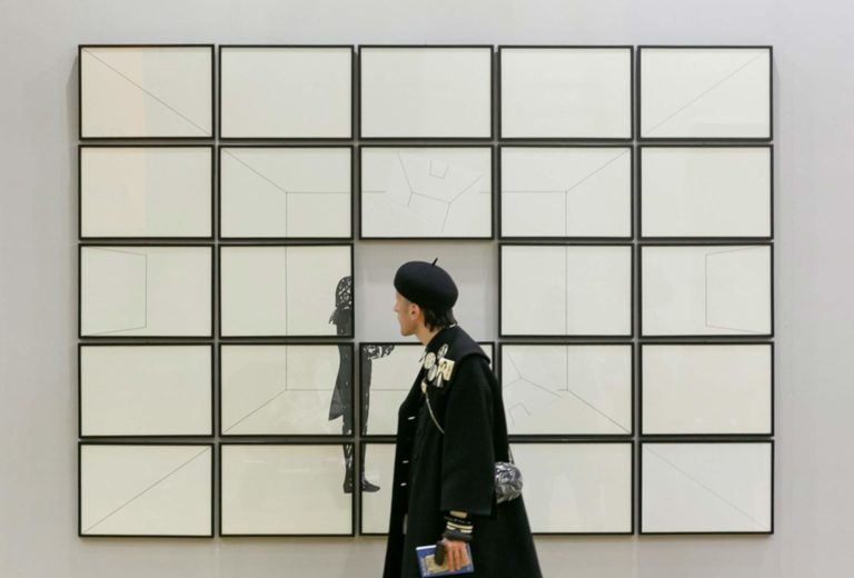 Kunst am Körper ist kaum ein Thema auf der Mailänder Miart aber kann doch vorkommen, wie dieses Photo zeigt.