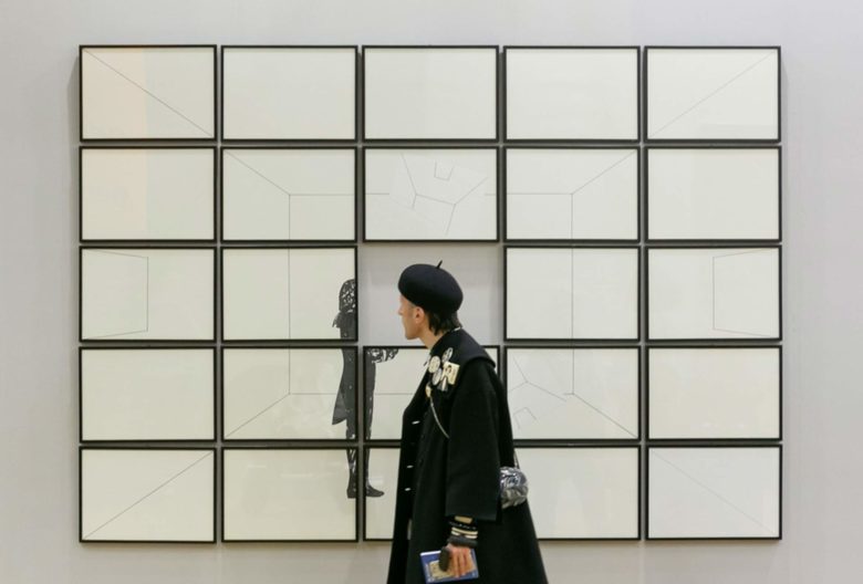 Kunst am Körper ist kaum ein Thema auf der Mailänder Miart aber kann doch vorkommen, wie dieses Photo zeigt.