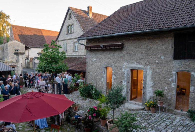 Eröffnung der ersten Ausstellung „Im Hofstall“ im Sommer 2018 der Galerie Eva Maisch. Handwerkskunst im umfunktionierten Bauernhof.