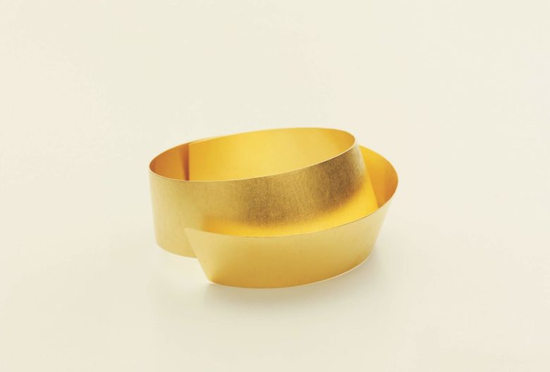 Ulla + Martin Kaufmann, Armreif <em>Gespiegelt</em> aus Gold, 2002. Deutsches Goldschmiedehaus, Hanau, Foto H.P. Hoffmann.