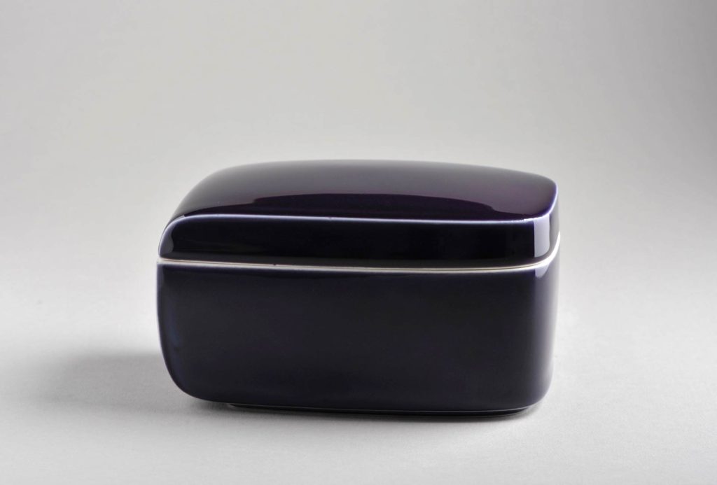 Box <em>Nr. 8</em>. Deep-violet-blue.