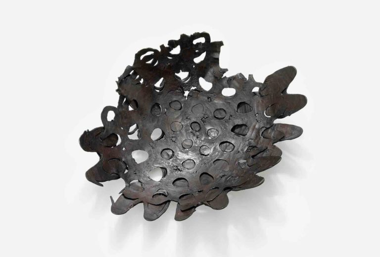 Danner-Preisträger 2017, Hiawatha Seiffert, Objektschale, 2014. Stahl, Maschinenkette, geschweißt, geschmiedet, gewachst. L 40 cm, B 50 cm, H 18 cm.