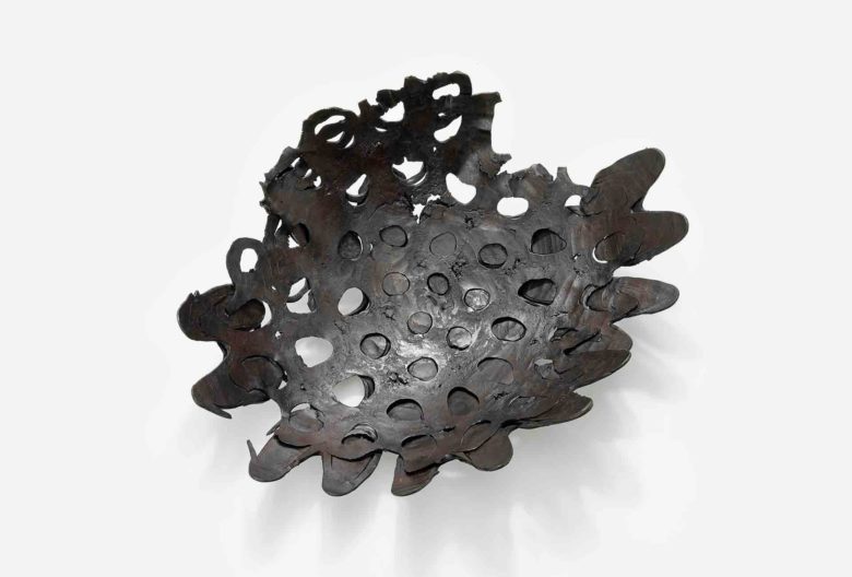 Danner-Preisträger 2017, Hiawatha Seiffert, Objektschale, 2014. Stahl, Maschinenkette, geschweißt, geschmiedet, gewachst. L 40 cm, B 50 cm, H 18 cm.