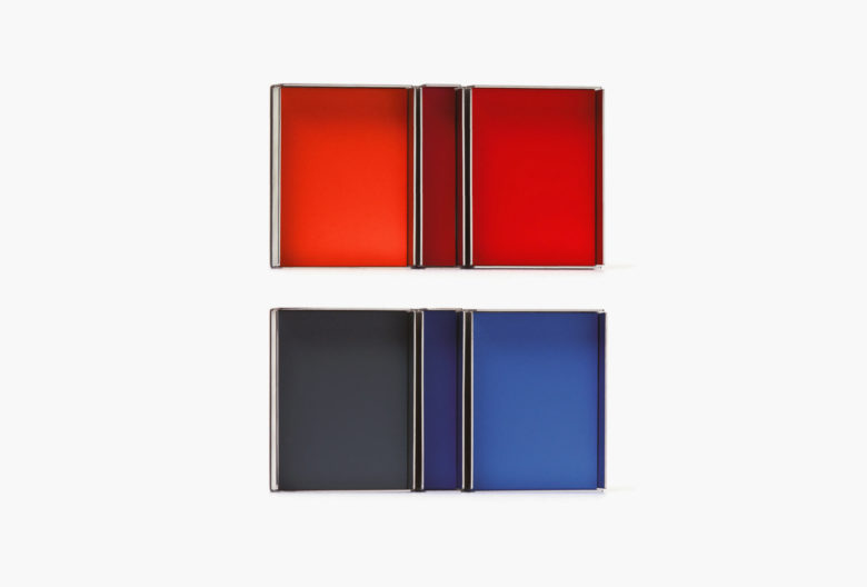 Schmuckminiaturen, Edelstahl und Lack, 6 x 3,2 cm, je 550 Euro.