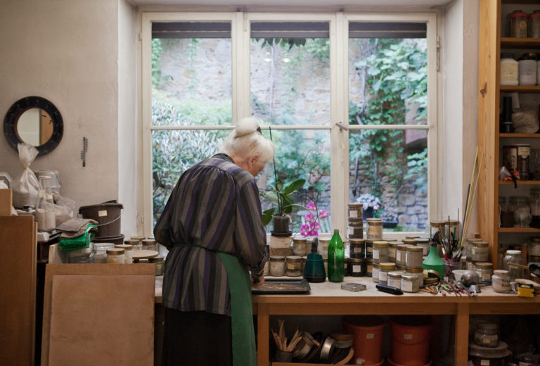 For her glazes, Lotte Reimers often uses ashlars, copper carbonate or malachite, as well as ashes of wood from trees and shrubs from different regions. Photo: Miriam Künzli.