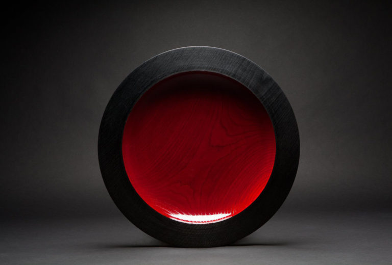 Markant lackierte Holzobjekte von Elke Hirsch, zu sehen auf der form Bodensee in Ludwigshafen.