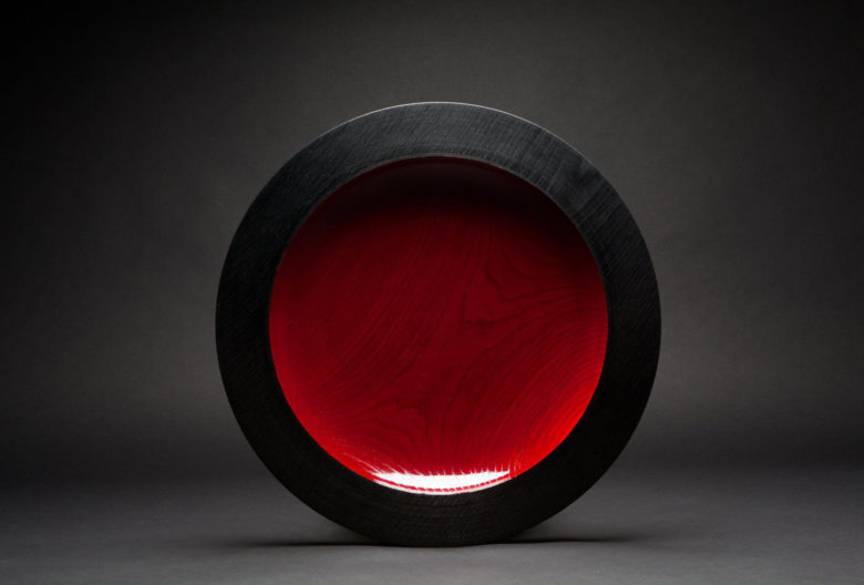 Markant lackierte Holzobjekte von Elke Hirsch, zu sehen auf der form Bodensee in Ludwigshafen.