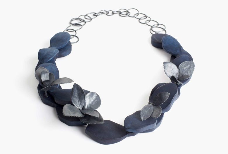 Stadtgoldschmiedin 2016 in Erfurt: Eunmi Chun, Halsschmuck <em>Spindelbaum</em>, 2016. Pigment, Silber, Holz. 2016. Foto Eunmi Chun.