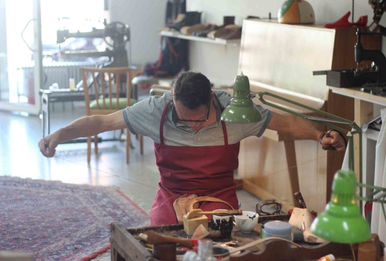 Wo Nähen zum Kraftakt wird. Ein Kursteilnehmer in voller Aktion.