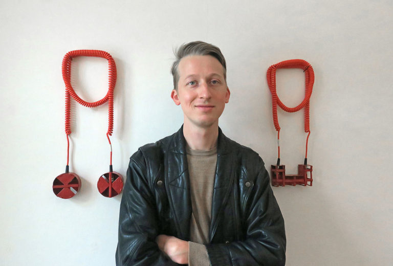 Der Gewinner des Eligius-Schmuckpreises 2019 Paul Iby. Er studierte im Bereich Schmuck an der Burg Giebichenstein in Halle. Foto Traklhaus Salzburg, Alfons Gann.