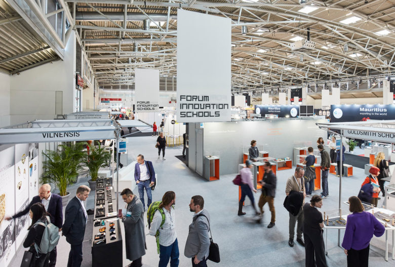 Die Halle C2 für Designschmuck wird neu gestaltet. Die Aufnahme zeigt Stände von internationalen Akademien während der letzten Inhorgenta 2019. © Inhorgenta Munich GmbH. Frommel fotodesign.