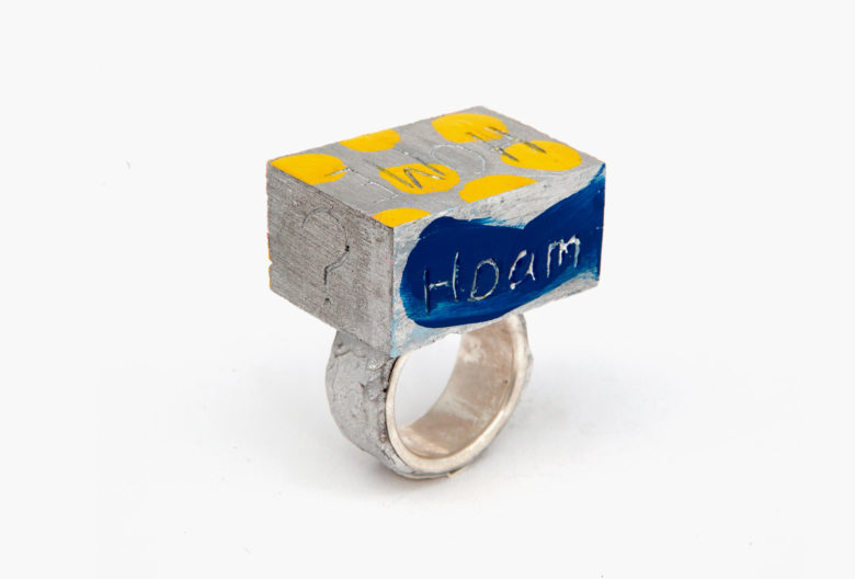 Teilnehmer auf der Sonderschau Schmuck 2020 in München. Paul Adie, Großbritannien, Ring „Home“, 2019. Aluminium, Silber, Lack. 8 x 3 x 5 cm.