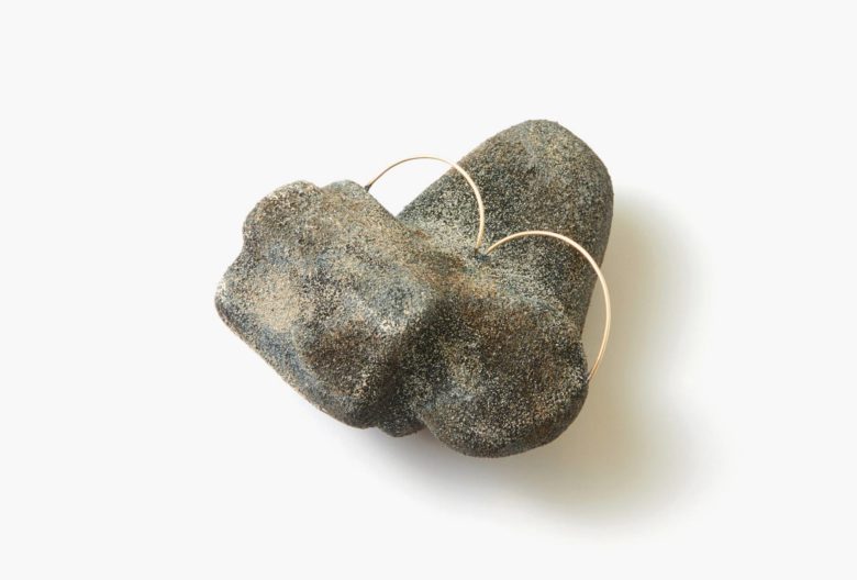 Yuki Sumiya, Brooch <em>Something 1</em>, 2019. Gewebe, Urushi, Pigment, Sand, 14k Falz, Edelstahl.