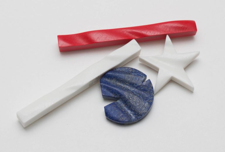 Die Ausstellung in der Münchner Galerie Handwerk <em>Steine – Der letzte Schliff</em> zeigt Schmuck von zahlreichen internationalen KünstlerInnen.