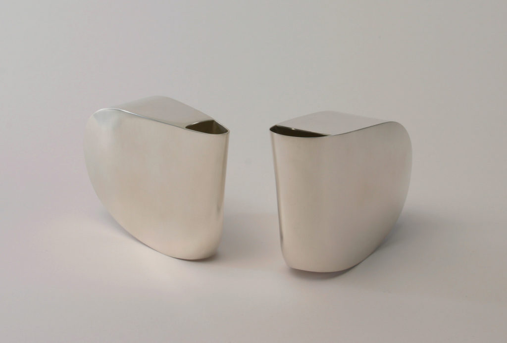 Milch und Zucker. Silber 925, geschmiedet, montiert.