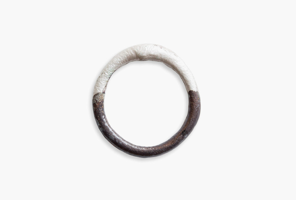 Ring <em>Alloy 925</em>. Silber 925, in Gips geschmolzen.