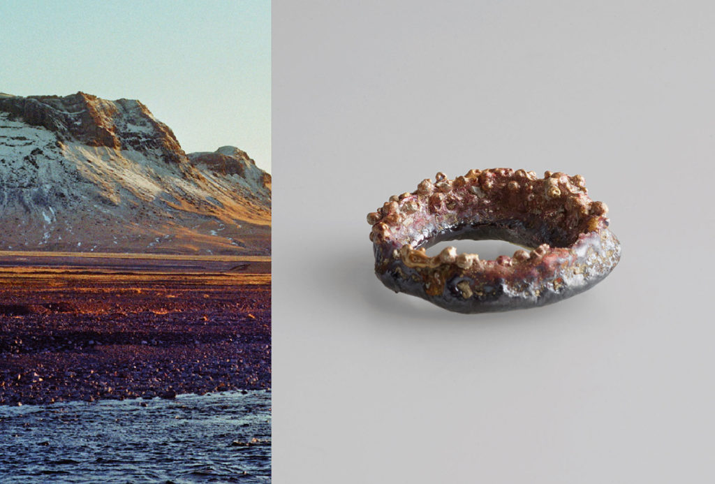 Ring <em>Alloy 925</em>. Silber 925, vor Ort in Islanderde geschmolzen. Photo Sophie Valentin (Ring), Monika Hoffmann (Landschaft).