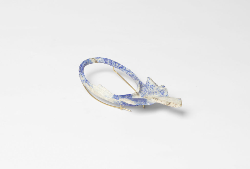 Brooch <em>Spiegel</em> [mirror], 2019. Lapis lazuli, gold 585, 11 cm, 1,5 cm, 4,5 cm.