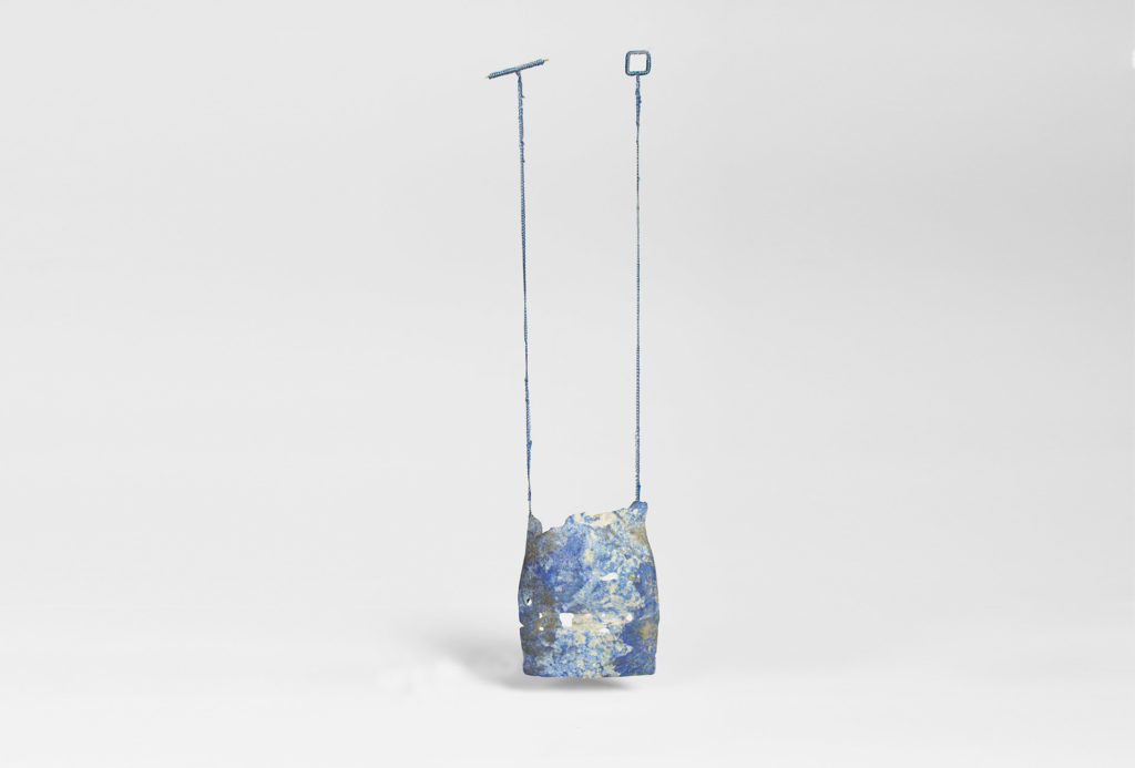 Pendant <em>aus der Zeit gewebt</em> [woven out of time], 2019. Lapis lazuli, silk, gold 585, 32,5 cm x 8 cm x 2 cm.