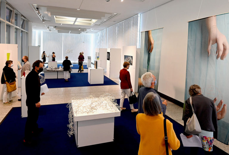 GestalterInnen aus ganz Deutschland waren aufgerufen, sich mit den zukünftigen Inhalten und Erscheinungsformen des Kunsthandwerks auseinanderzusetzen. Das Publikum scheint begeistert.