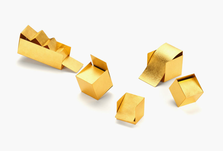 Ulla + Martin Kaufmann, Kuben aus Gold. Auf der Grassimesse im Foyer des GRASSI Museums Leipzig, Ausstellung Container aus Gold. Insgesamt vom 21.10. 2020 – 21. 03. 2021.