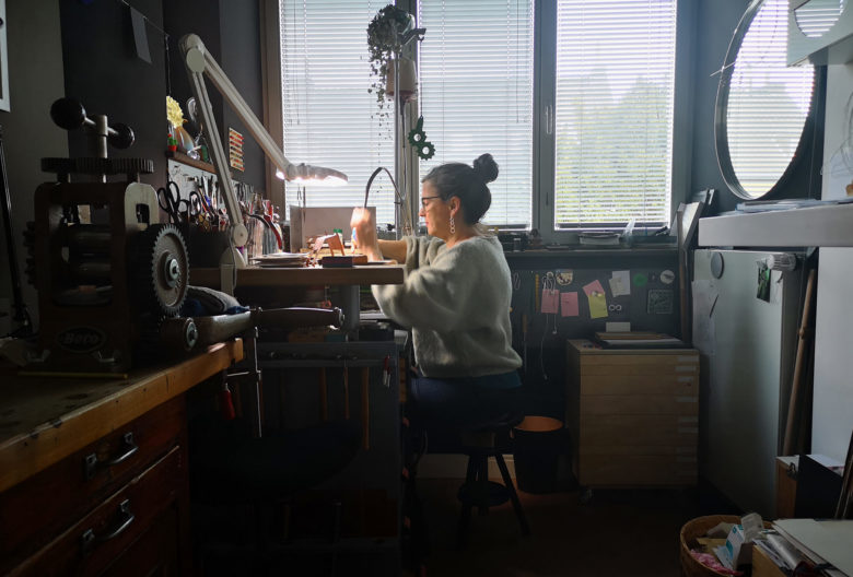 Den klar und durchdachte gestalteten Schmuckserien von Ursula Biskup entspricht auch die Ordung ihrer Düsseldorfer Werkstatt.