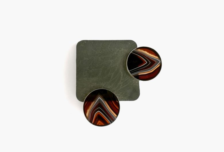 Ulrike Kleine-Behnke, Brosche <em>Orientierung</em>, Plastikfundstück, antike Achatscheiben, Silber, 2019, 8 x 6 x 1,5 cm.