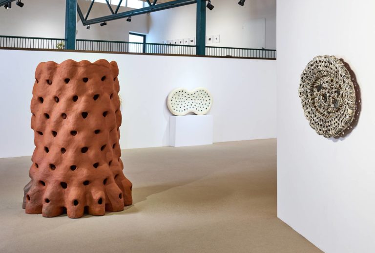 Die Ausstellung <em>Irdene Dinge</em> zeigt Objekte von Marit Tingleff, die von gebrannter Gebrauchsware inspiriert sind. Foto Helge Articus.