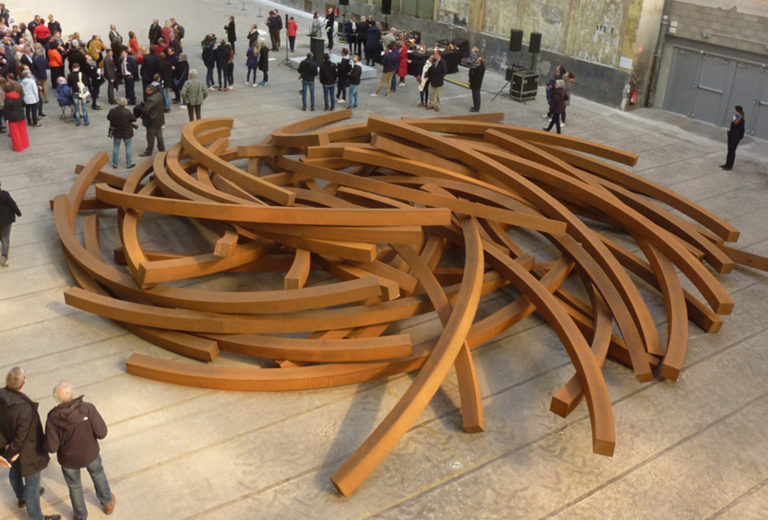 Effondrement of Arcs, 2019, Cortenstahl, Ortsspezifische Abmessungen, Ausstellung: Lieu d'Art et Action Contemporaine (LAAC), Dünkirchen, Frankreich,Bildnachweis: Vincent Bijan, LAAC Dünkirchen © Bernar Venet und VG Bild-Kunst, Bonn 2022.