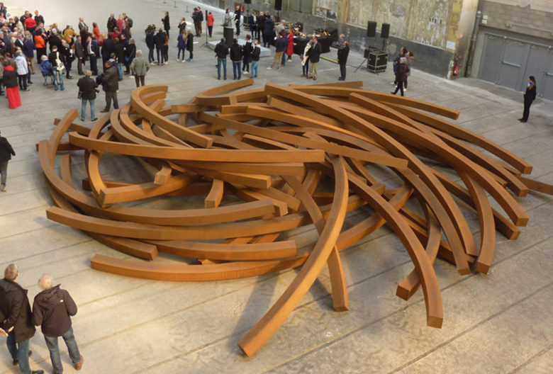 Effondrement of Arcs, 2019, Cortenstahl, Ortsspezifische Abmessungen, Ausstellung: Lieu d'Art et Action Contemporaine (LAAC), Dünkirchen, Frankreich,Bildnachweis: Vincent Bijan, LAAC Dünkirchen © Bernar Venet und VG Bild-Kunst, Bonn 2022.