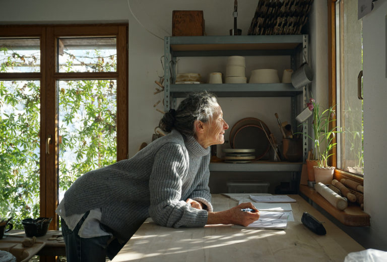 Die Keramikkünstlerin Gabi Ehrminger in ihrem Atelier in Radolfzell am Bodensee.