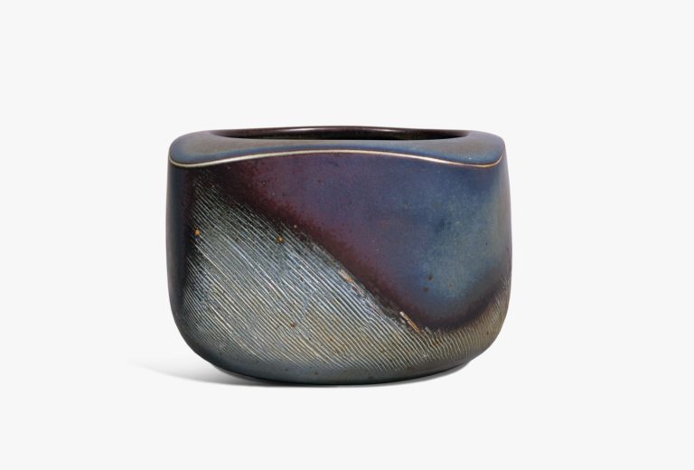 Gotlind Weigel is a member of the London Group, which made German ceramic art internationally known. Vessel form, 1987, 19 x 22 x 21.5 cm.